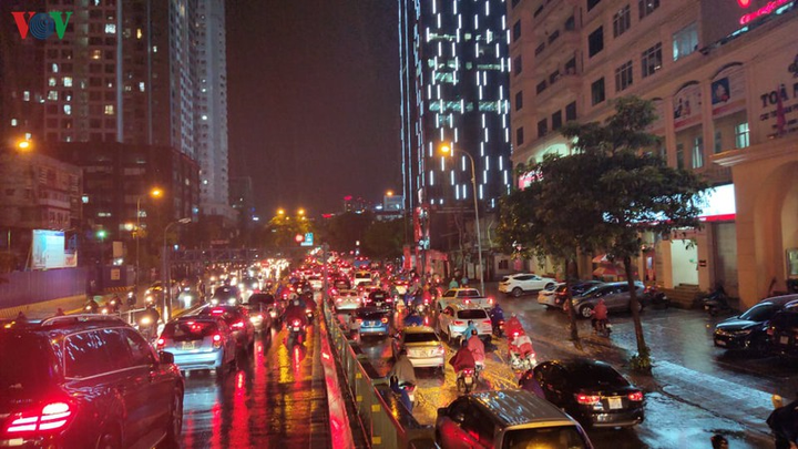 Mưa to, đường 'không lối thoát', dân Hà Nội xếp hàng chôn chân trong biển nước - 8