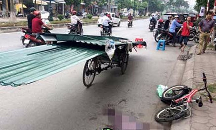 ‘Máy chém’ nghênh ngang trên phố chờ chực giết người, cơ quan chức năng ở đâu? - 1