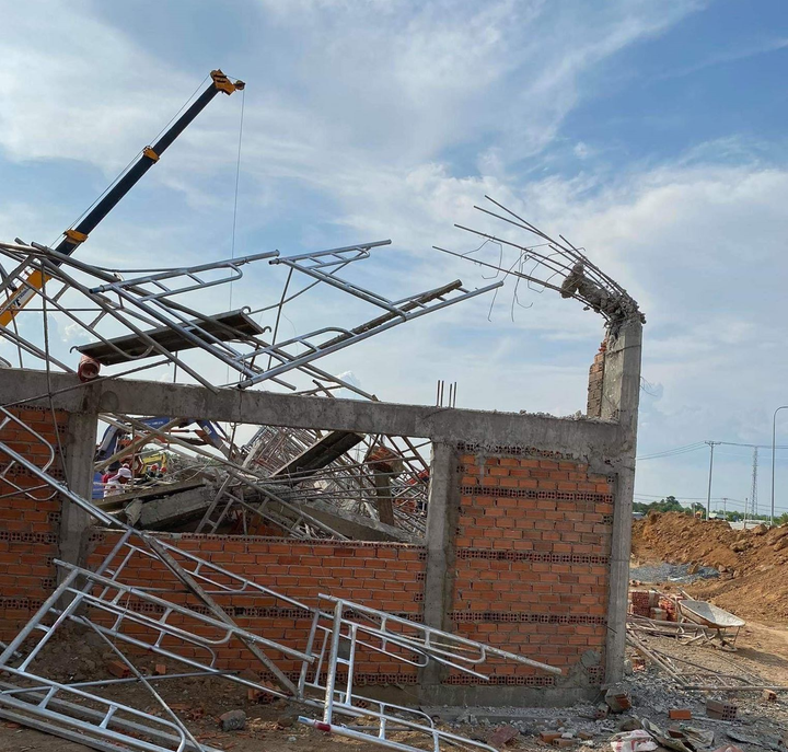 Hiện trường đổ nát tang thương sau vụ sập tường 10 người chết ở Đồng Nai - 5