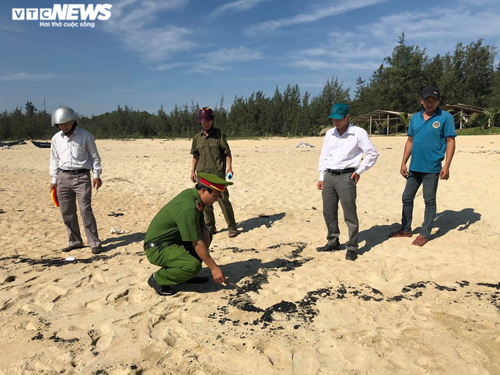 Cận cảnh chất lạ nghi hắc ín trải dài nửa cây số ven bờ biển Quảng Ngãi - 8