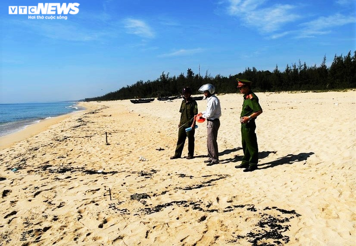 Cận cảnh chất lạ nghi hắc ín trải dài nửa cây số ven bờ biển Quảng Ngãi - 7