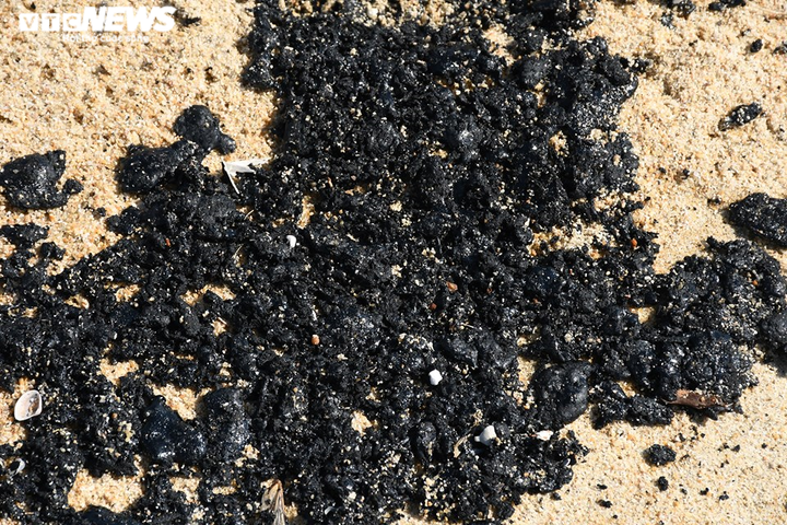 Cận cảnh chất lạ nghi hắc ín trải dài nửa cây số ven bờ biển Quảng Ngãi - 5