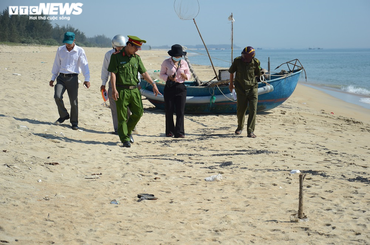 Cận cảnh chất lạ nghi hắc ín trải dài nửa cây số ven bờ biển Quảng Ngãi - 1