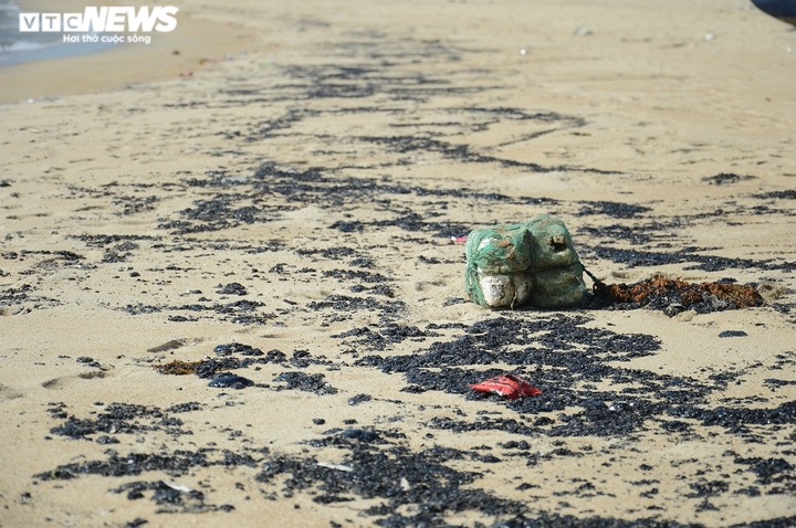 Cận cảnh chất lạ nghi hắc ín trải dài nửa cây số ven bờ biển Quảng Ngãi - 6