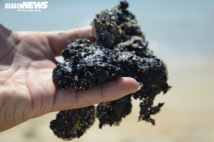 Cận cảnh chất lạ nghi hắc ín trải dài nửa cây số ven bờ biển Quảng Ngãi - 2