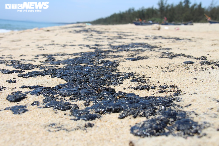 Cận cảnh chất lạ nghi hắc ín trải dài nửa cây số ven bờ biển Quảng Ngãi - 3