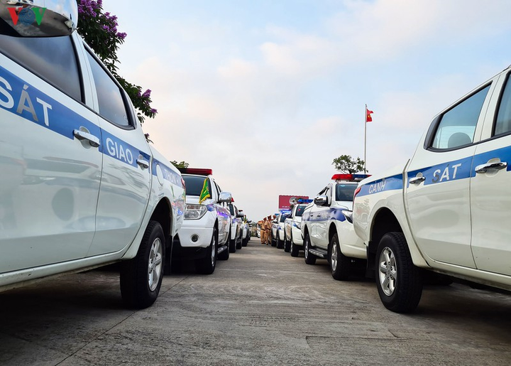 CSGT đồng loạt ra quân tổng kiểm soát các loại xe - 3