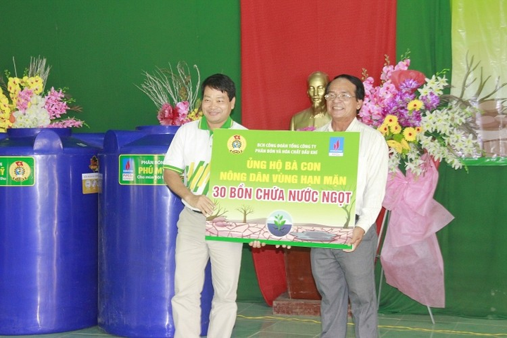 Công đoàn PVFCCo tặng bồn nước cho bà con vùng hạn mặn Bến Tre - 2