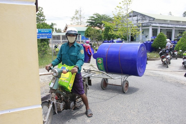 Công đoàn PVFCCo tặng bồn nước cho bà con vùng hạn mặn Bến Tre - 5