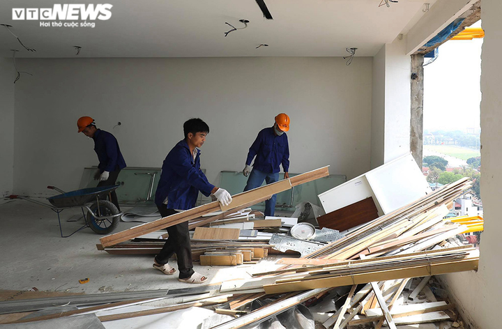 Cận cảnh phá dỡ các tầng vi phạm của tòa nhà 8B Lê Trực - 7