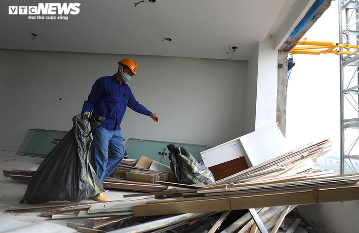 Cận cảnh phá dỡ các tầng vi phạm của tòa nhà 8B Lê Trực - 6