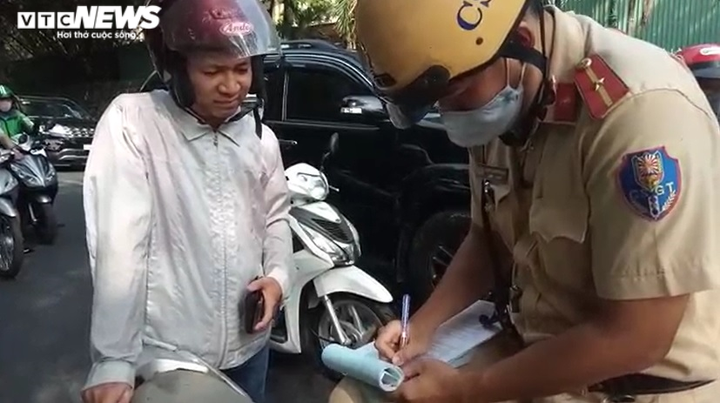 CSGT ra quân kiểm tra, nhiều người cuống cuồng khi bị phạt lỗi không bảo hiểm - 2