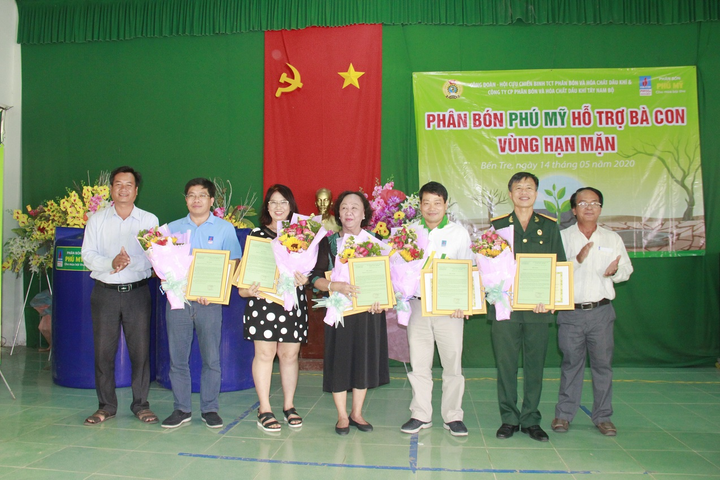 Công đoàn PVFCCo tặng bồn nước cho bà con vùng hạn mặn Bến Tre - 3