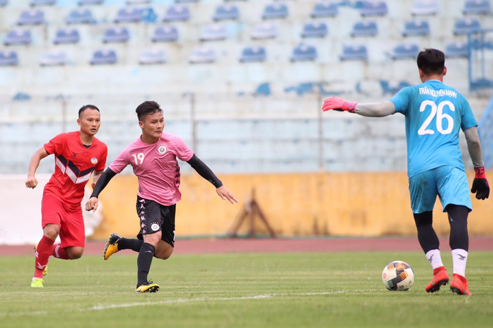 HLV Park Hang Seo bắt tay GĐKT Gede, xem Quang Hải đối đầu Bùi Tiến Dũng - 4