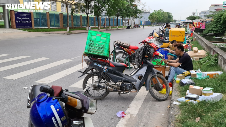 Hàng rong, quán tự mở tràn ra chiếm lòng đường, dân khu công nghiệp than trời - 2