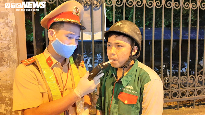 Công an Hà Nội phạt gần 1 tỷ trong ngày đầu ra quân tổng kiểm soát phương tiện - 1