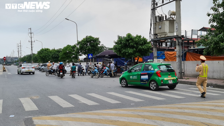 Hàng rong, quán tự mở tràn ra chiếm lòng đường, dân khu công nghiệp than trời - 6