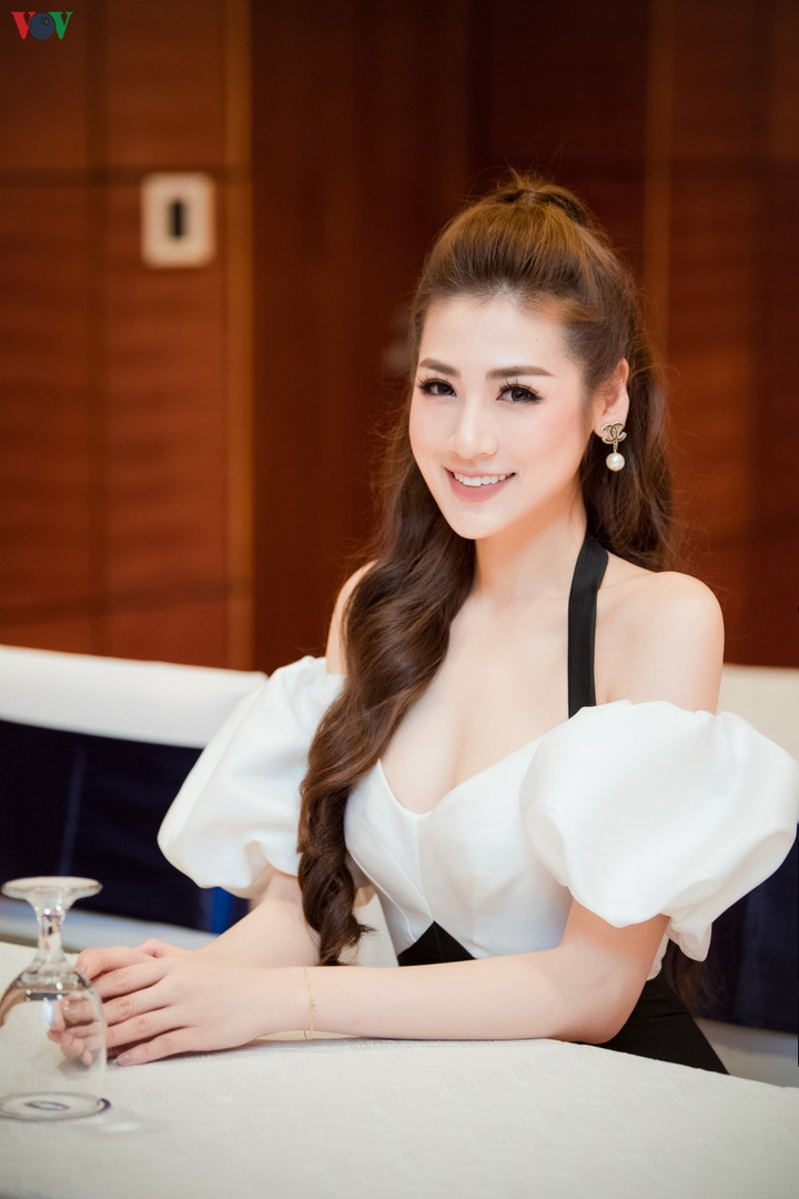 Á hậu Dương Tú Anh khoe dáng gái một con thon gọn với đầm trễ vai - 10