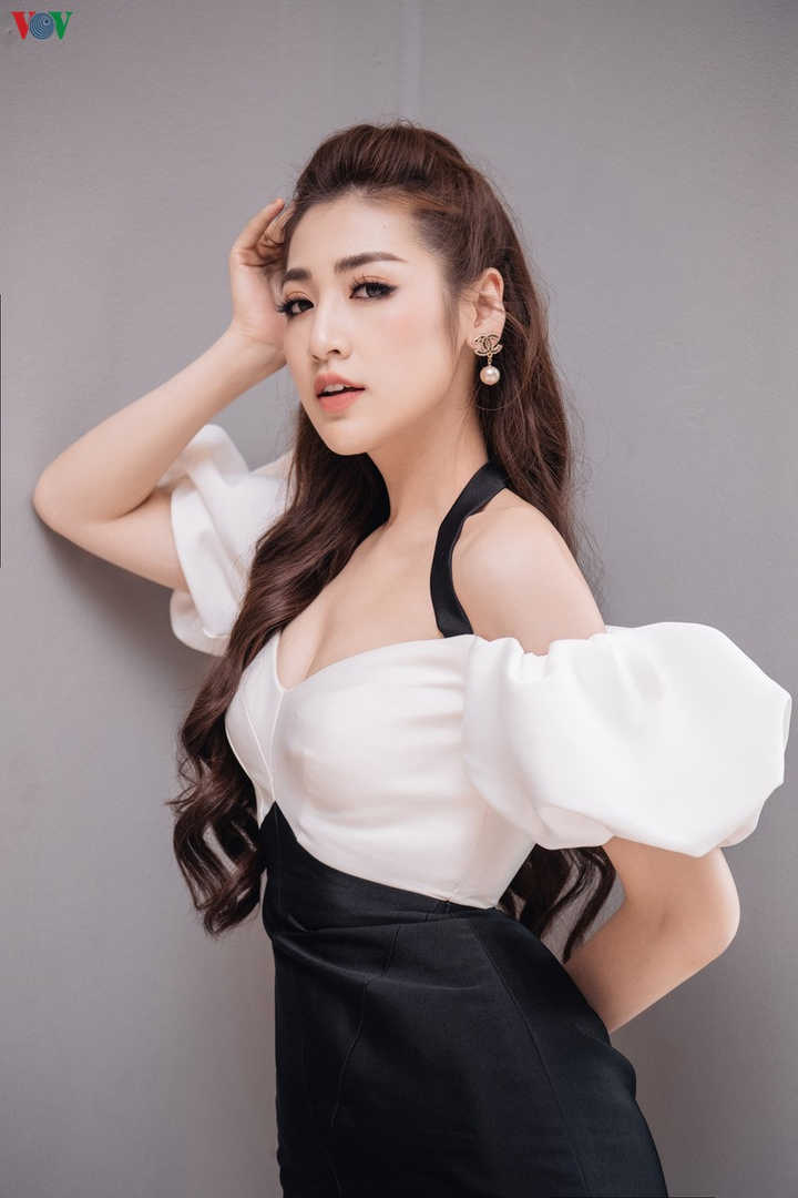 Á hậu Dương Tú Anh khoe dáng gái một con thon gọn với đầm trễ vai - 12