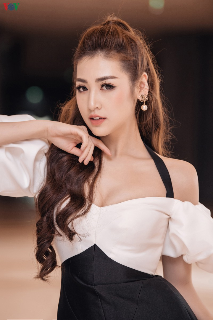 Á hậu Dương Tú Anh khoe dáng gái một con thon gọn với đầm trễ vai - 13