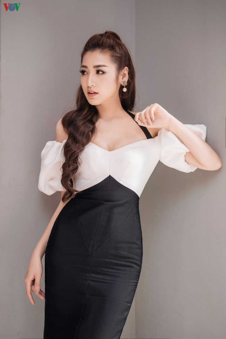 Á hậu Dương Tú Anh khoe dáng gái một con thon gọn với đầm trễ vai - 14