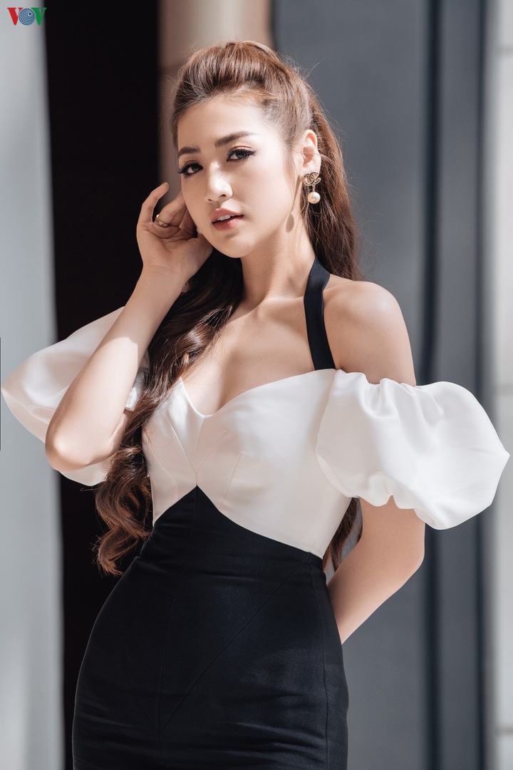 Á hậu Dương Tú Anh khoe dáng gái một con thon gọn với đầm trễ vai - 15