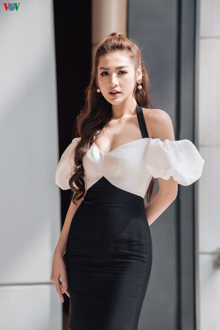 Á hậu Dương Tú Anh khoe dáng gái một con thon gọn với đầm trễ vai - 16