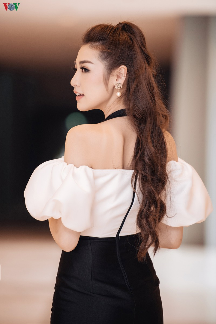 Á hậu Dương Tú Anh khoe dáng gái một con thon gọn với đầm trễ vai - 3