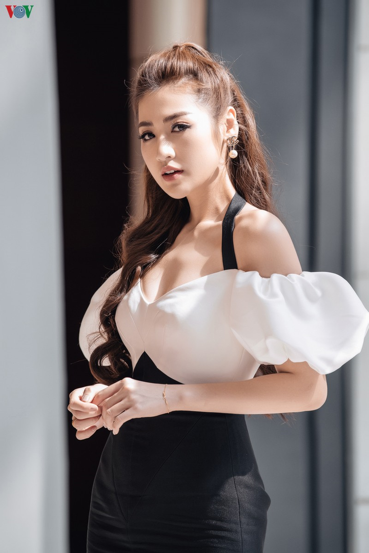 Á hậu Dương Tú Anh khoe dáng gái một con thon gọn với đầm trễ vai - 5