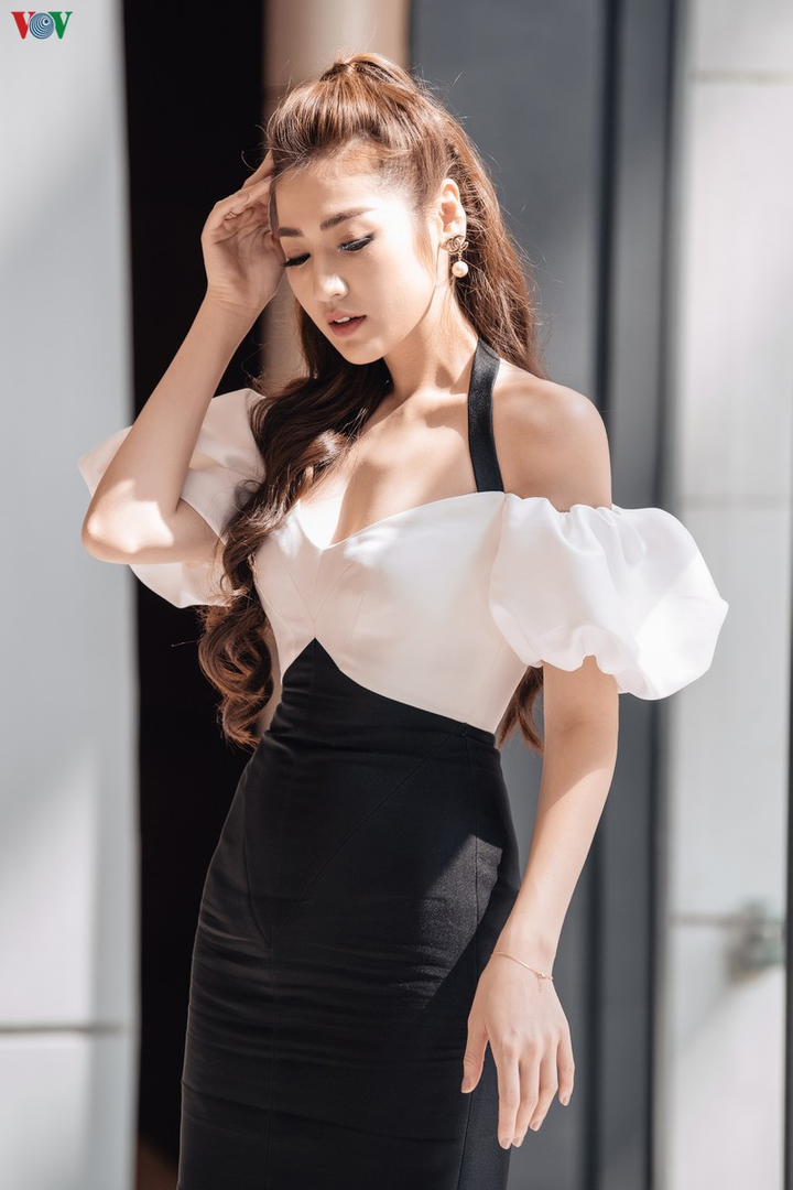 Á hậu Dương Tú Anh khoe dáng gái một con thon gọn với đầm trễ vai - 6