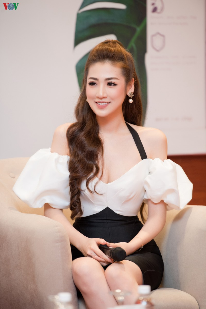 Á hậu Dương Tú Anh khoe dáng gái một con thon gọn với đầm trễ vai - 7