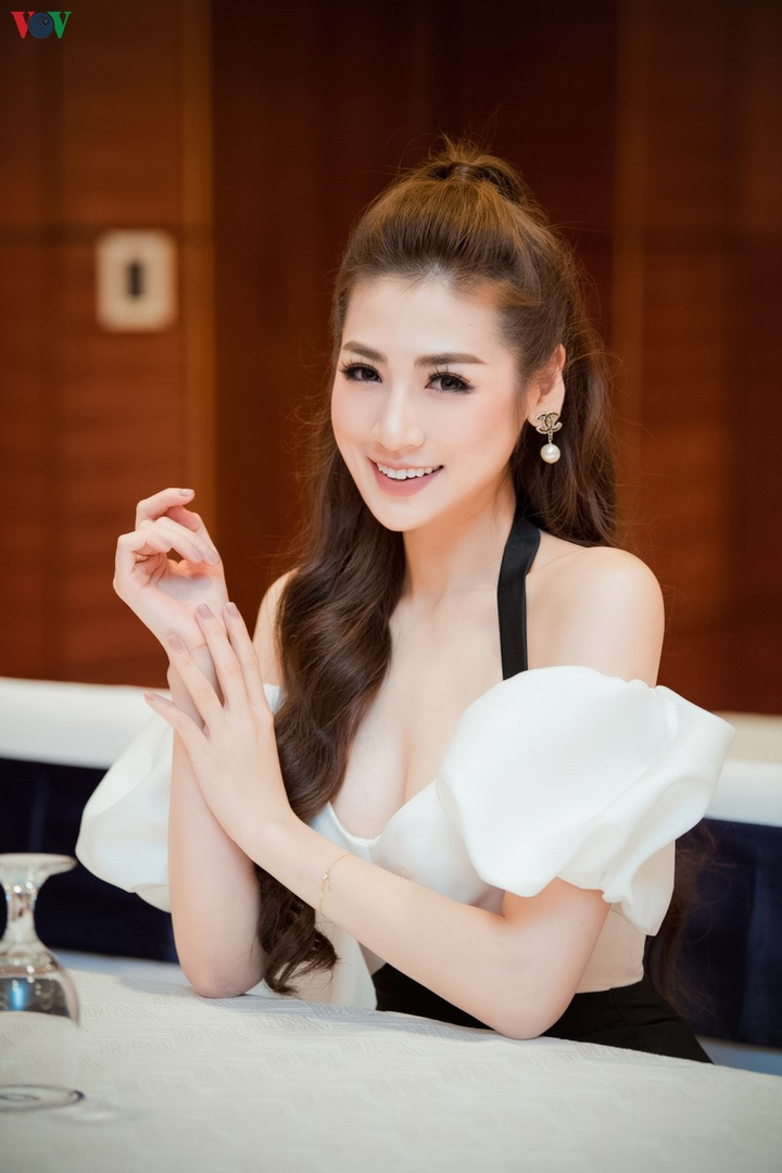 Á hậu Dương Tú Anh khoe dáng gái một con thon gọn với đầm trễ vai - 8