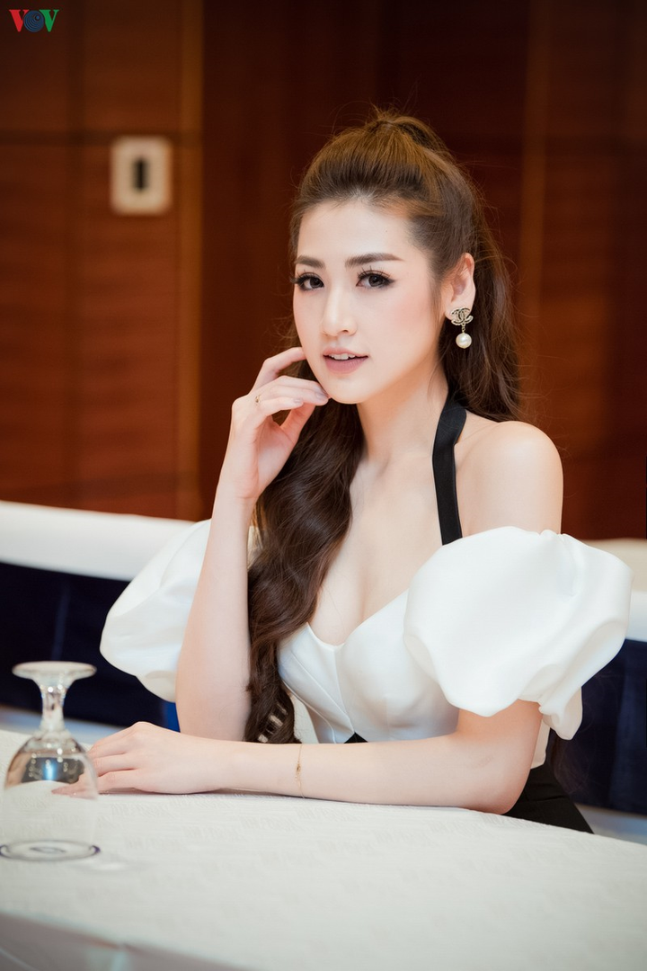 Á hậu Dương Tú Anh khoe dáng gái một con thon gọn với đầm trễ vai - 9