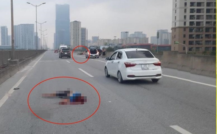 Chạy xe máy vào đường trên cao bị taxi tông chết: CSGT Hà Nội lên tiếng - 1