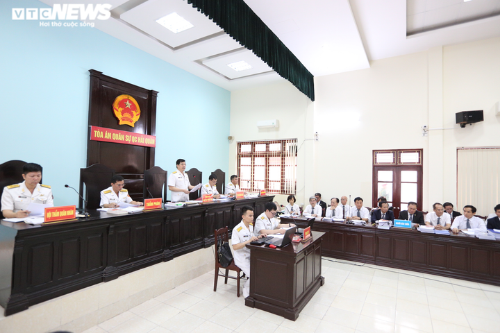 Sức khoẻ yếu, cựu Thứ trưởng Nguyễn Văn Hiến ngồi khai báo tại toà - 10