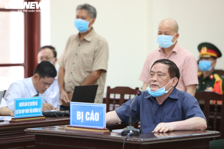 Sức khoẻ yếu, cựu Thứ trưởng Nguyễn Văn Hiến ngồi khai báo tại toà - 9