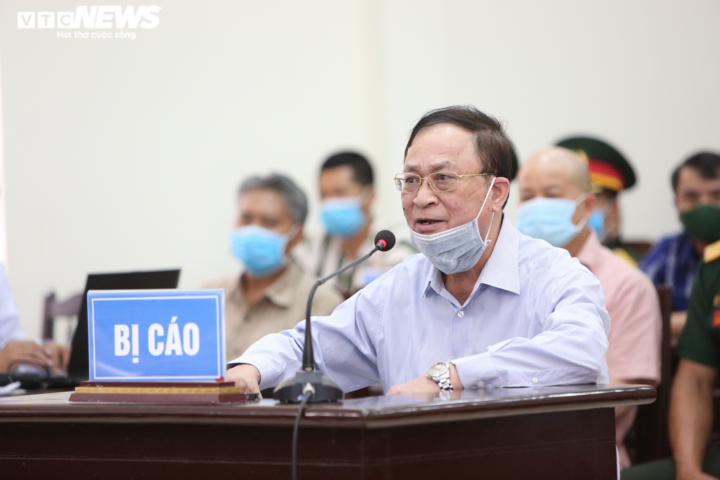 Sức khoẻ yếu, cựu Thứ trưởng Nguyễn Văn Hiến ngồi khai báo tại toà - 3