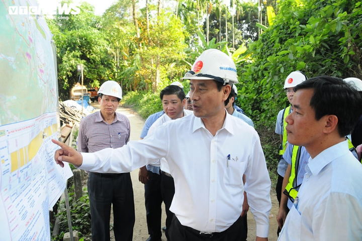 Ảnh: Công nhân căng mình làm việc dưới nắng đổ lửa trên cao tốc Cam Lộ - La Sơn - 1