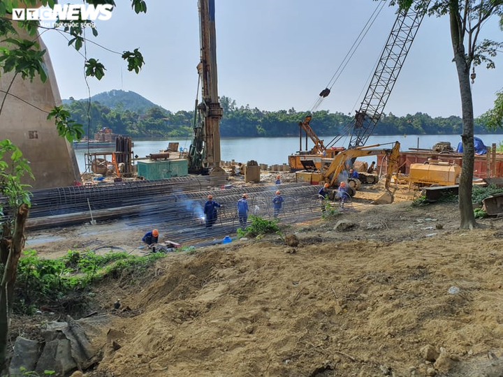 Ảnh: Công nhân căng mình làm việc dưới nắng đổ lửa trên cao tốc Cam Lộ - La Sơn - 6