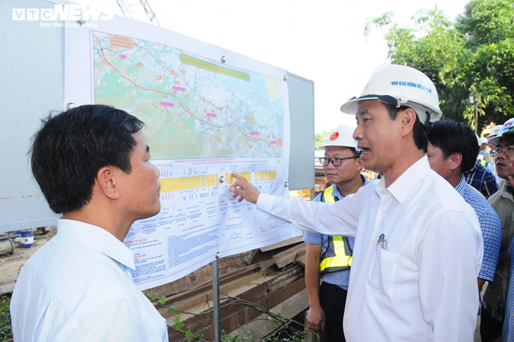 Ảnh: Công nhân căng mình làm việc dưới nắng đổ lửa trên cao tốc Cam Lộ - La Sơn - 4