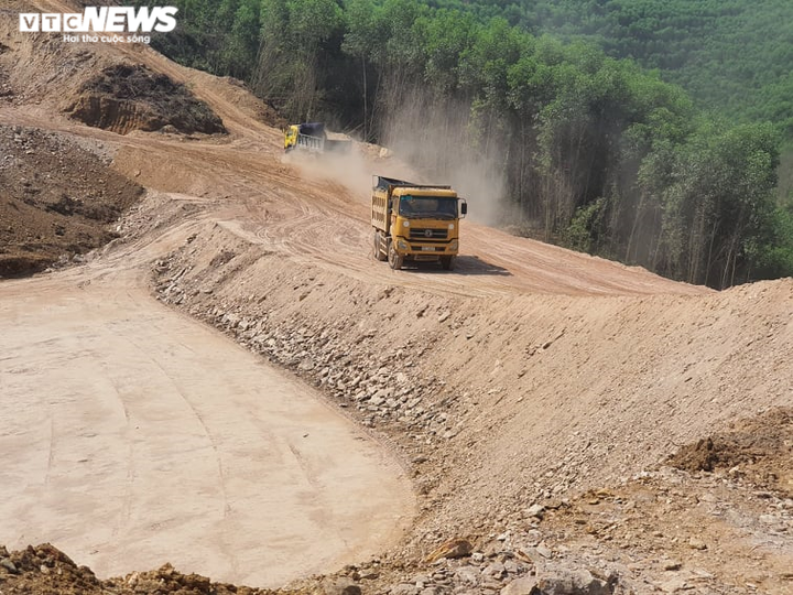 Ảnh: Công nhân căng mình làm việc dưới nắng đổ lửa trên cao tốc Cam Lộ - La Sơn - 9