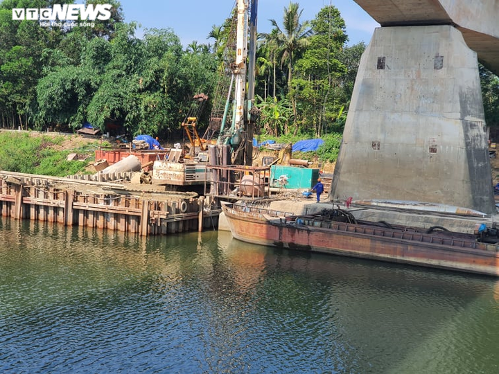 Ảnh: Công nhân căng mình làm việc dưới nắng đổ lửa trên cao tốc Cam Lộ - La Sơn - 5