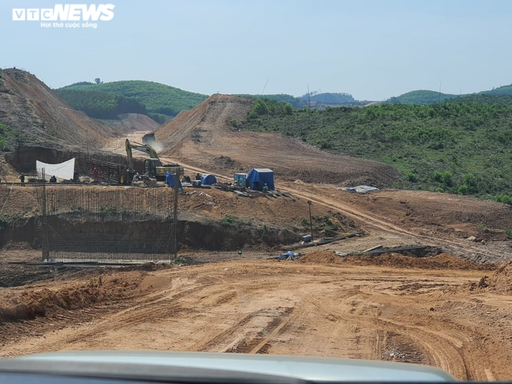Ảnh: Công nhân căng mình làm việc dưới nắng đổ lửa trên cao tốc Cam Lộ - La Sơn - 8