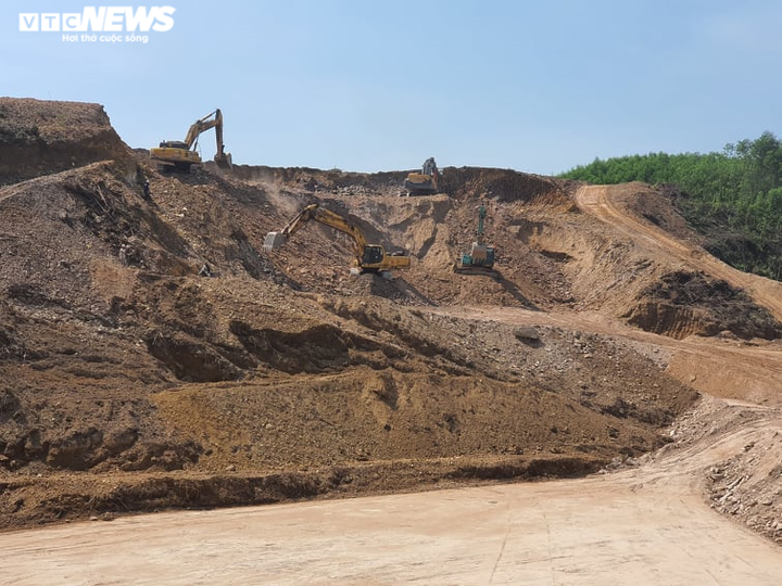 Ảnh: Công nhân căng mình làm việc dưới nắng đổ lửa trên cao tốc Cam Lộ - La Sơn - 7