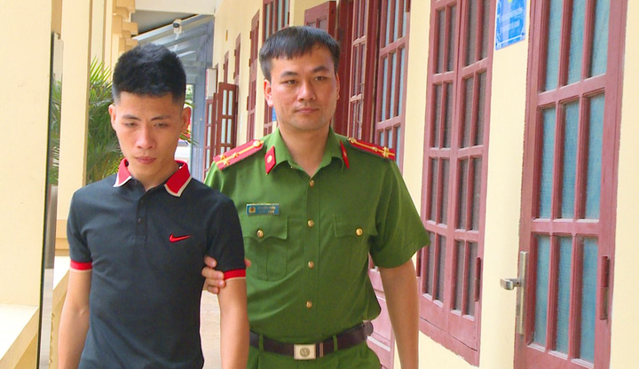 Công an giải cứu 12 phụ nữ bị giam lỏng, ép làm nhân viên quán karaoke - 1