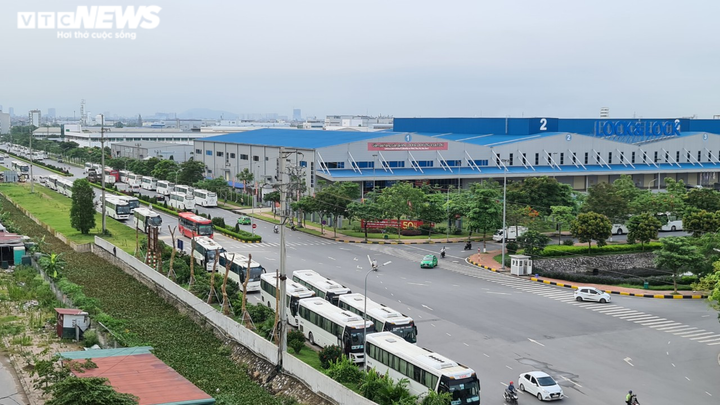 Hàng rong, quán tự mở tràn ra chiếm lòng đường, dân khu công nghiệp than trời - 4