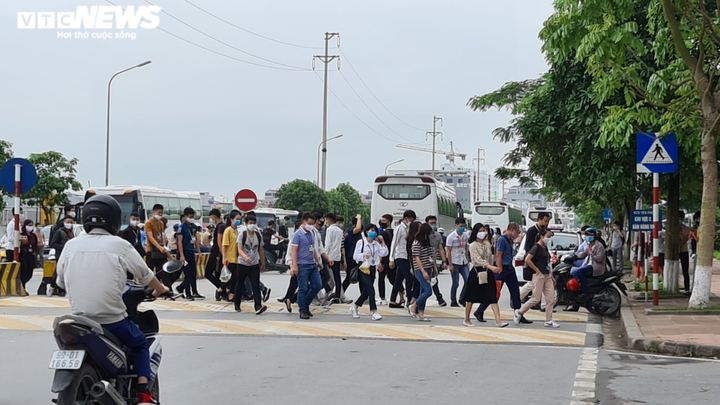 Hàng rong, quán tự mở tràn ra chiếm lòng đường, dân khu công nghiệp than trời - 3