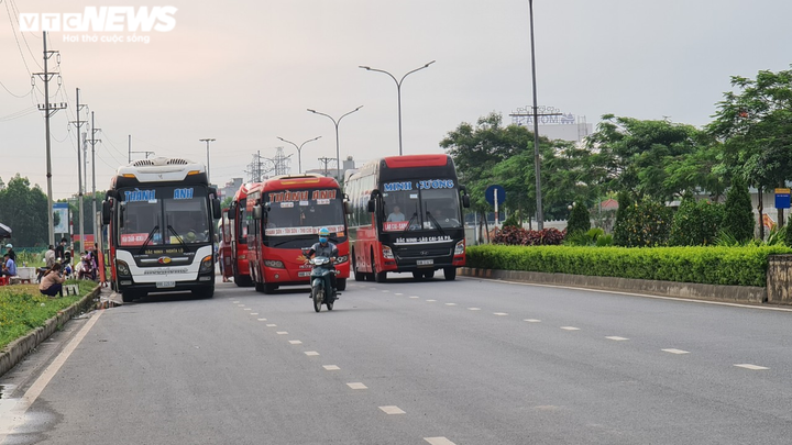 Hàng rong, quán tự mở tràn ra chiếm lòng đường, dân khu công nghiệp than trời - 5