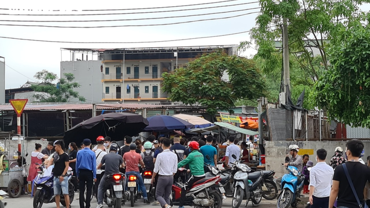 Hàng rong, quán tự mở tràn ra chiếm lòng đường, dân khu công nghiệp than trời - 1