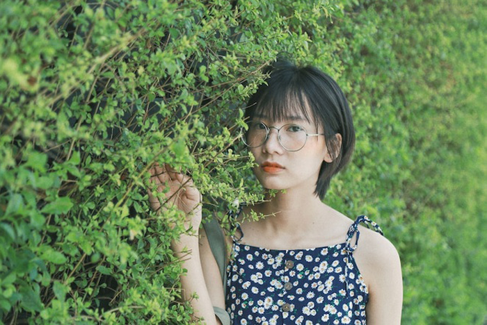 Nữ sinh thực tập gây 'bão' mạng sau bức ảnh tạo dáng với đôi giày thể thao - 2